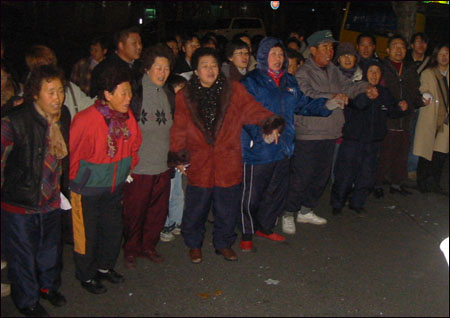 행사를 마치고 손 잡고 함께 노래를 불렀다. "나의 살던 고향은....그 속에서 놀던 때가 그립습니다." 